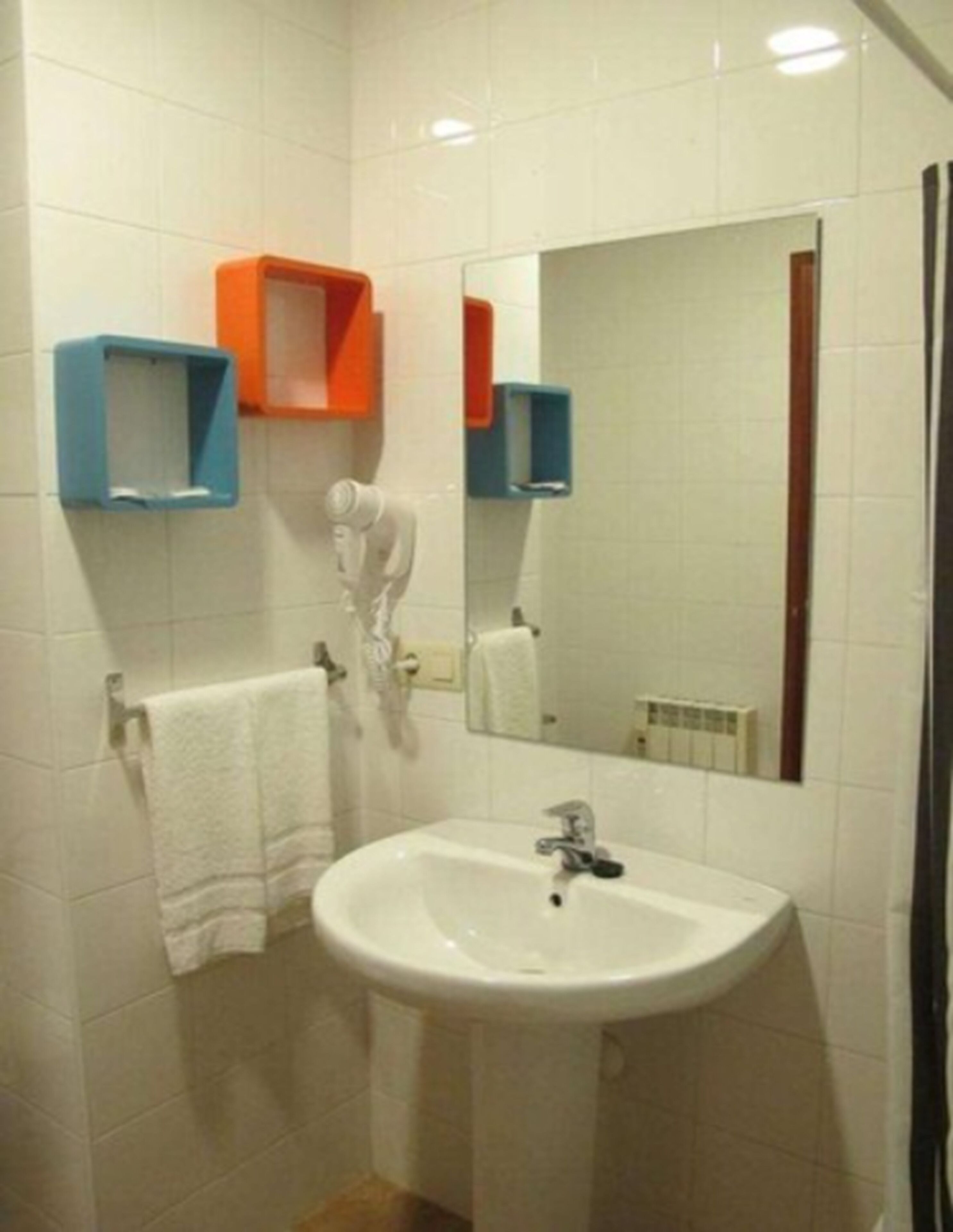 studio (doble) | bathroom | hair dryer, towels