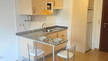 Geladeira grande, micro-ondas, cooktop, cafeteira/chaleira