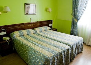 Minibar, in-room safe, desk, free WiFi - Hostal Centro Sol (Madrid)
