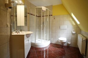 Douche, articles de toilette gratuits, sèche-cheveux