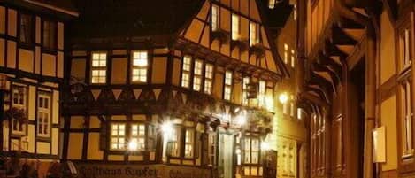 Voorkant accommodatie - avond/nacht