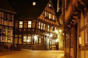 Un edificio tradicional con entramado de madera y varios ventanales, con un letrero que dice 'Hotel Sailer'.