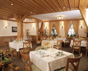 بوفيه فطور مجانًا يوميًا