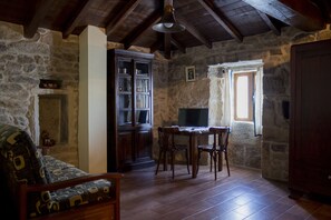 Deluxe Twin Room (Mestra) | Free WiFi, bed sheets - Casa Roán (Monterroso)
