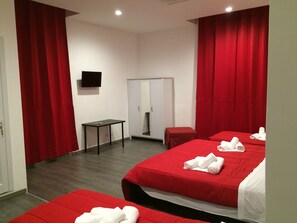 Quadruple Room | Desk, free WiFi - The Roma House (Rome)