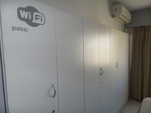 Habitación triple | Caja fuerte, sistema de insonorización, cunas gratuitas y wifi gratis
