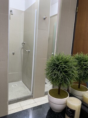 Shower, free toiletries, towels - Novum Suites (Córdoba)