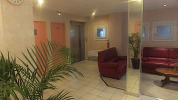 Coin salon dans le hall