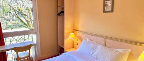 Chambre Double Classique | Literie de qualité supérieure, bureau, chambres insonorisées