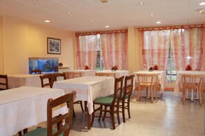 Daily continental breakfast (EUR 8.00 per person) - Hôtel Le Village (Gif-sur-Yvette)
