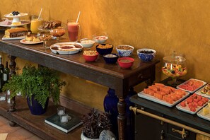 بوفيه فطور مجانًا يوميًا