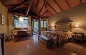 ملاءات من القطن المصري وميني بار وخزنة داخل الغرفة