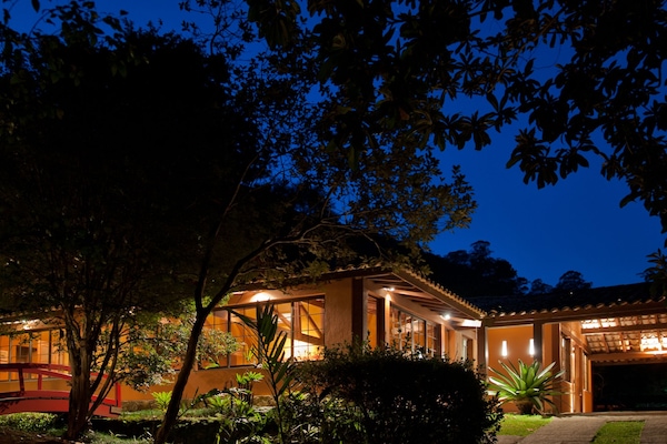 Fachada da propriedade à noite