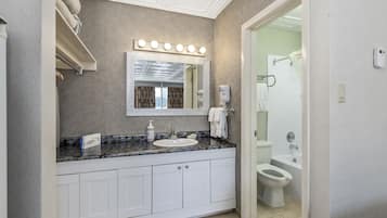 Combined shower/tub, free toiletries, hair dryer, towels