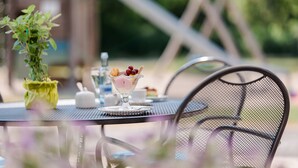 A table with a glass dessert, a small plant, and a teapot. - Ferienpark Plauer See (Alt Schwerin)