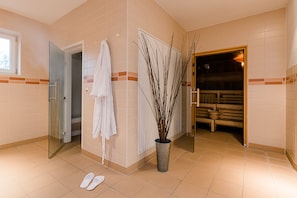 1 treatment room, massages