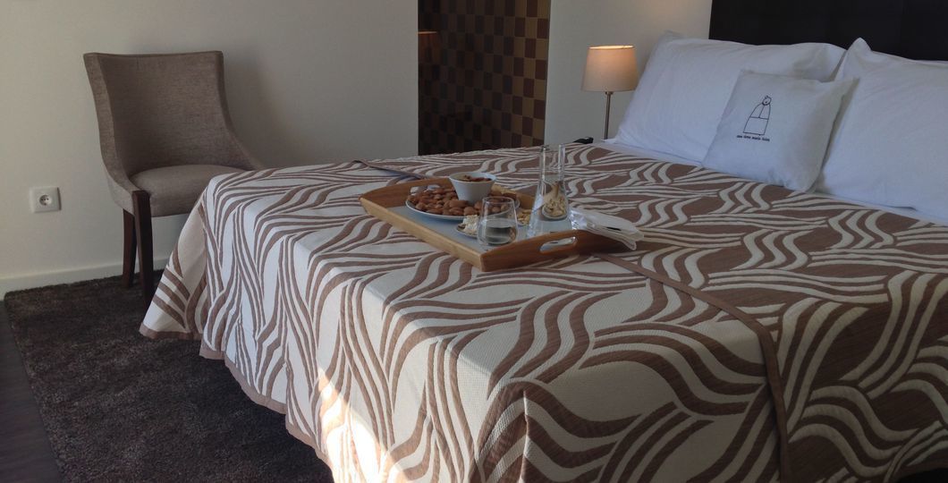 Premium bedding, desk, soundproofing, free cots/infant beds