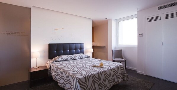 Premium bedding, desk, soundproofing, free cots/infant beds