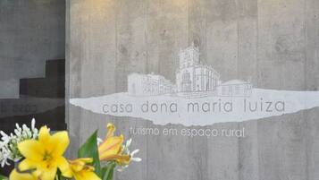 Logotipo con ilustración de un edificio y el texto 'casa dona maria luiza' y 'turismo em espaco rural'.