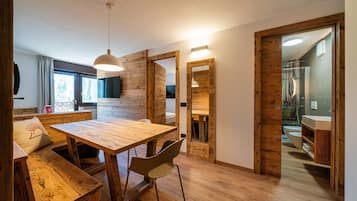 Superior-Apartment | Wohnbereich | Flachbildfernseher