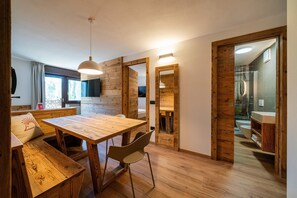 Superior-Apartment | Wohnbereich | Flachbildfernseher