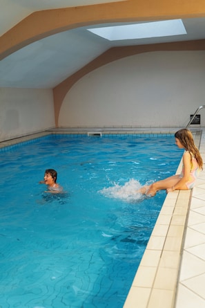 Indoor pool, pool loungers