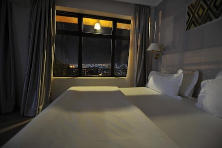 Blackout curtains, soundproofing, free WiFi. Gloria Hotel
