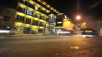 Fassade der Unterkunft – Abend/Nacht
