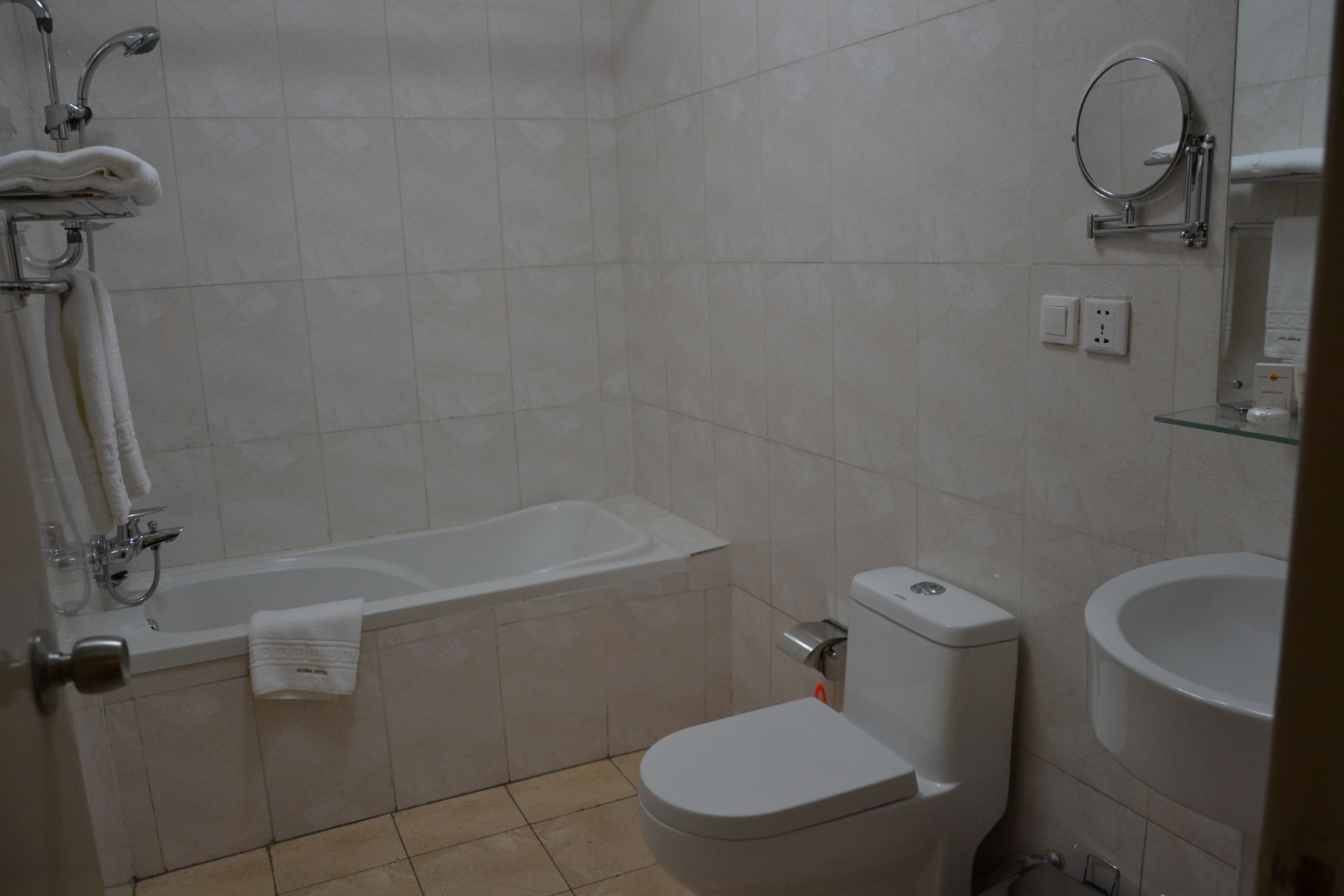 Un bagno con vasca, water e lavandino.