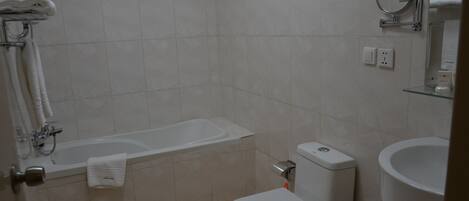 Ein Badezimmer mit Badewanne, Toilette und Waschbecken.