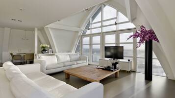 42-inch Smart TV with satellite channels, TV, heated floors