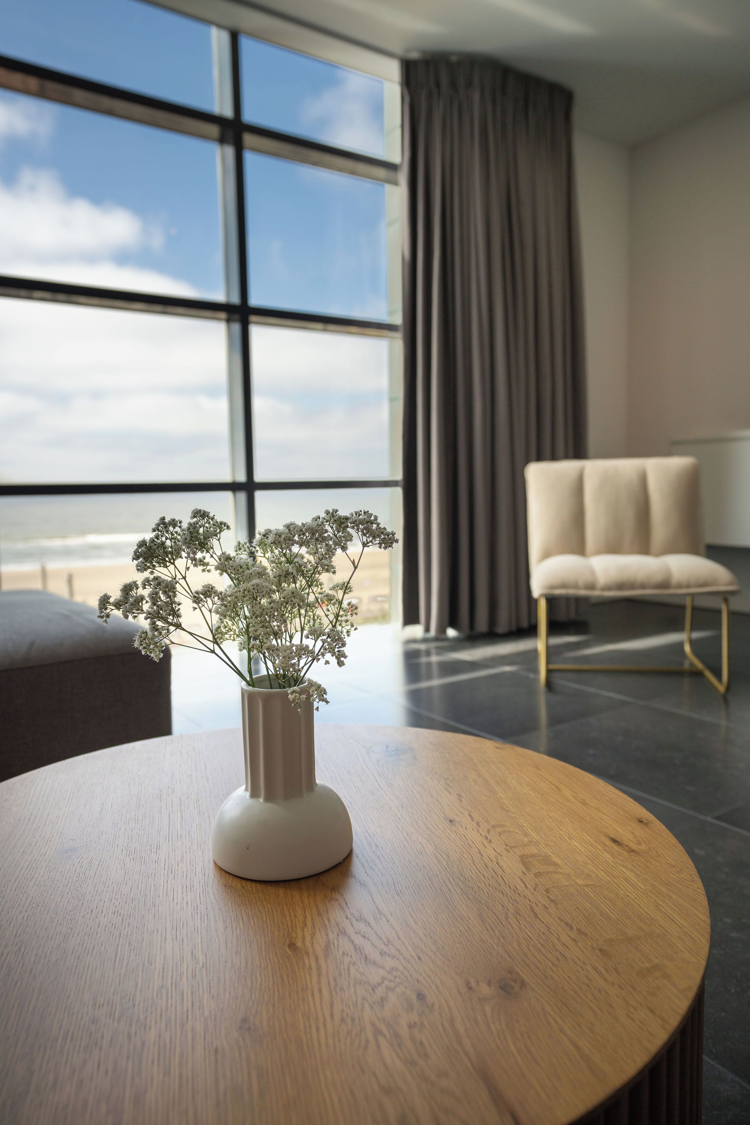 Sea View Apartment | Wohnzimmer | 42-Zoll-Smart-TV mit Satellitenempfang, Fernseher, Fußbodenheizung