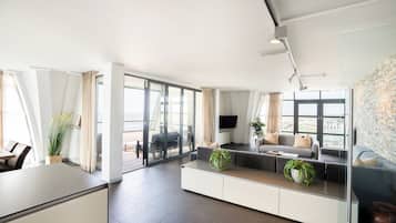 Superior Sea View Apartment with Sauna | 客廳 | 42 吋智能電視連衛星電視頻道、電視、加熱地板