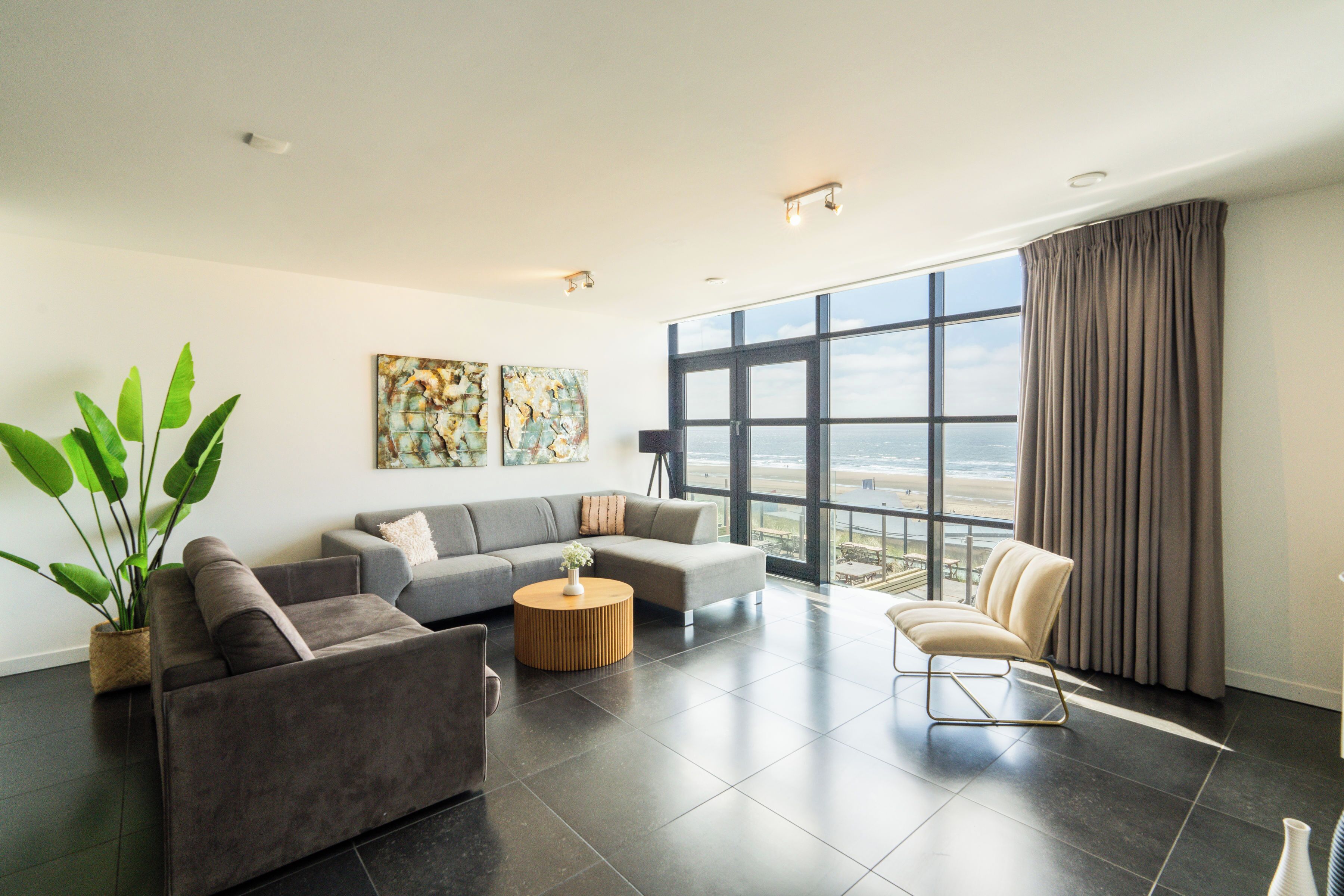 Sea View Apartment | Wohnzimmer | 42-Zoll-Smart-TV mit Satellitenempfang, Fernseher, Fußbodenheizung