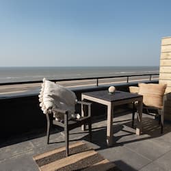 Beach House Sea View Apartment with Sauna | Hiên
