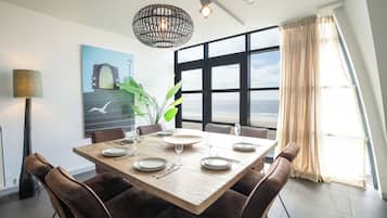 Superior Sea View Apartment with Sauna | Dineren in de kamer