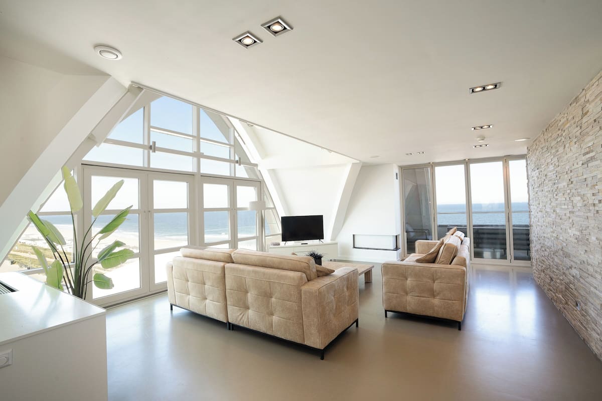 42-inch Smart TV with satellite channels, TV, heated floors