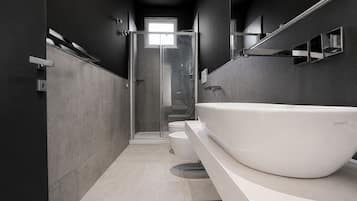 Une salle de bain moderne avec une grande baignoire blanche, une douche à l’italienne en verre et un design minimaliste.