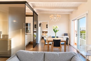 Panorama penthouse, 2 slaapkamers, 2 badkamers, in toren | Woonruimte | Lcd-televisie, filmpremières en betaalfilms