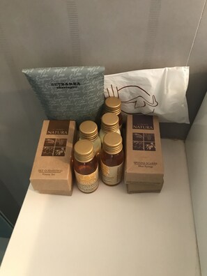 全景頂樓客房, 2 間臥室, 2 間浴室, 高層 | 浴室 | 淋浴設備、淋浴花灑、名牌盥洗用品、吹風機