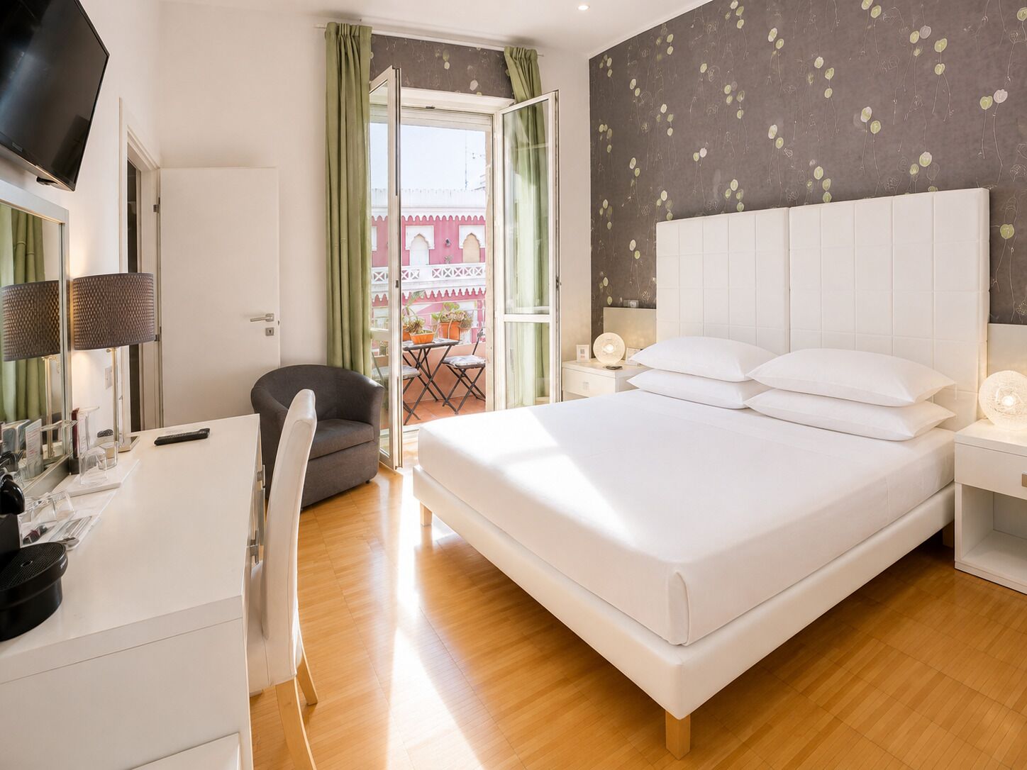 Classic Double Room, 1 King Bed, Balcony (Pellicano) | Premium bedding, down comforters, pillowtop beds, minibar