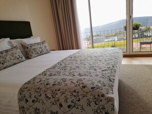 Quarto casal luxo, vista para o vinhedo | Escrivaninha, espaço de trabalho para notebook, cortinas blackout