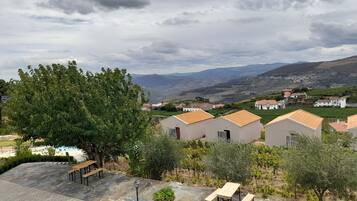 Bureau, espace de travail pour ordinateur portable, rideaux occultants