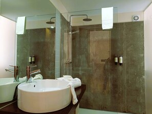 Ducha, artículos de tocador gratuitos, secador de pelo, toallas