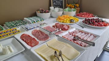 Petit déjeuner et déjeuner servis sur place