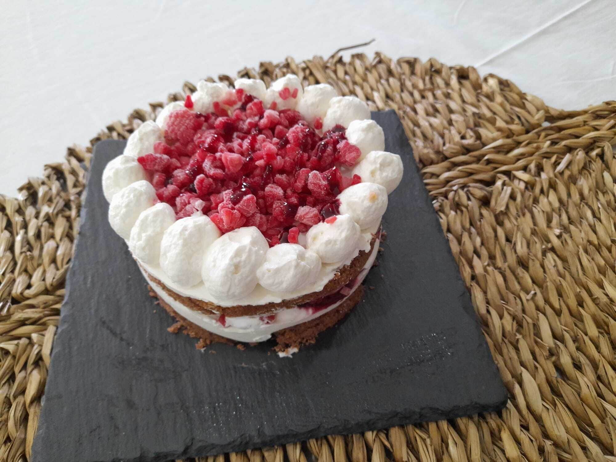 Un dessert servi sur une assiette en ardoise.
