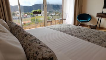 Habitación Deluxe doble, vistas al viñedo | Escritorio, espacio para trabajar con un portátil, cortinas opacas