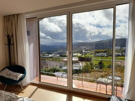 Escritorio, espacio para trabajar con laptop y cortinas blackout 