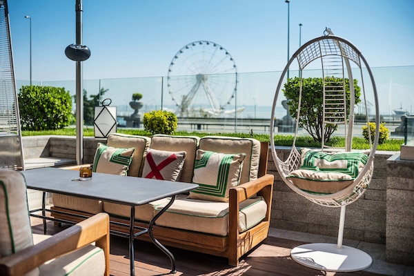 Breakfast, lunch, dinner served; international cuisine, alfresco dining