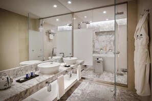 Designer toiletries, hair dryer, bathrobes, slippers - Sheraton Baku Intourist (Baku)
